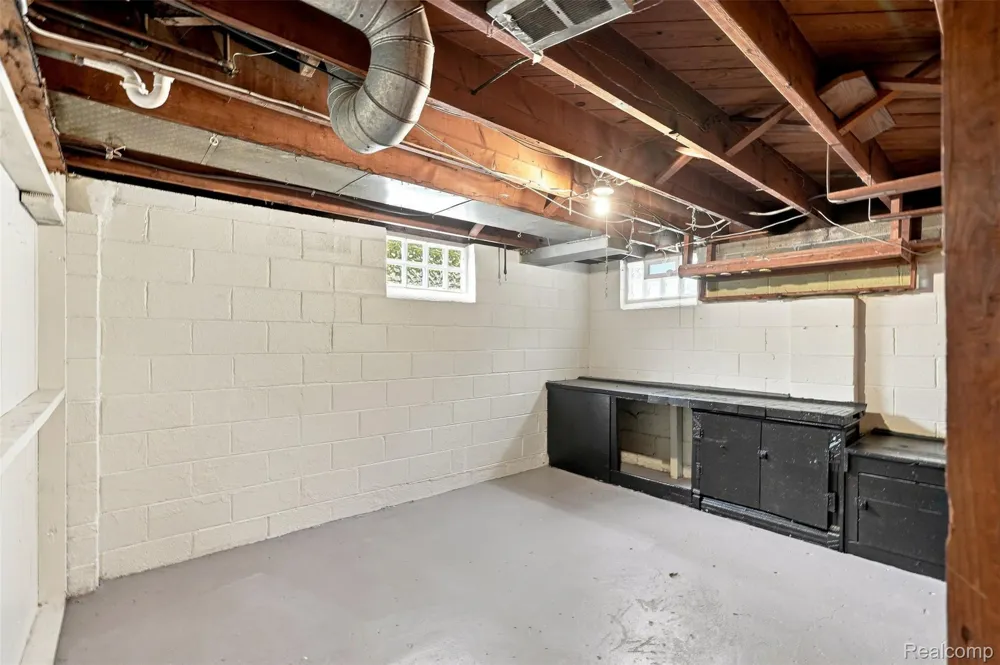 2229 E 8 Mile Road Grosse Pointe Woods City, MI 48236
