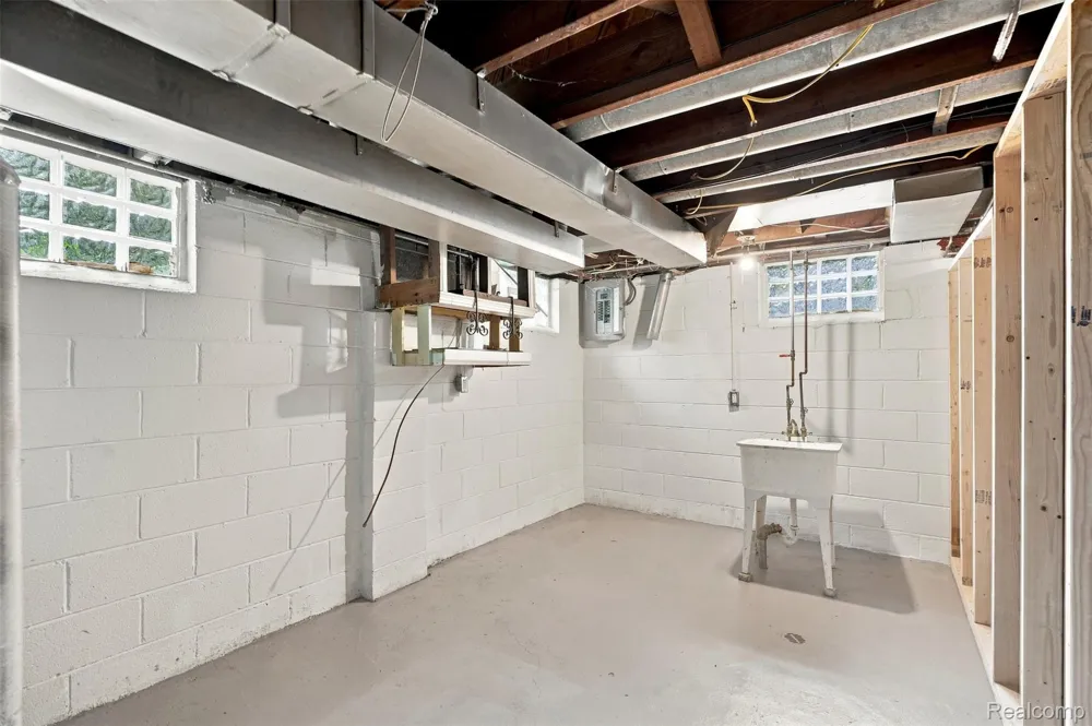 2229 E 8 Mile Road Grosse Pointe Woods City, MI 48236