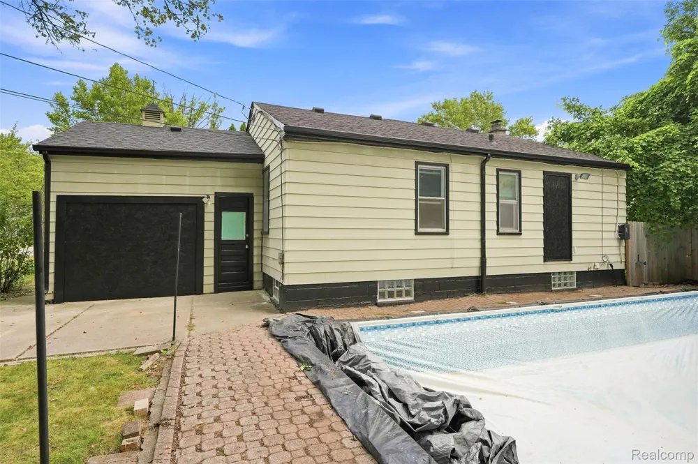 2229 E 8 Mile Road Grosse Pointe Woods City, MI 48236