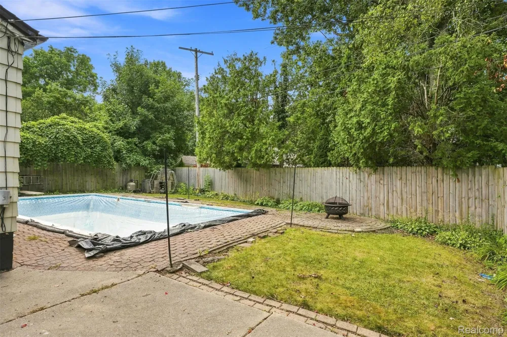 2229 E 8 Mile Road Grosse Pointe Woods City, MI 48236