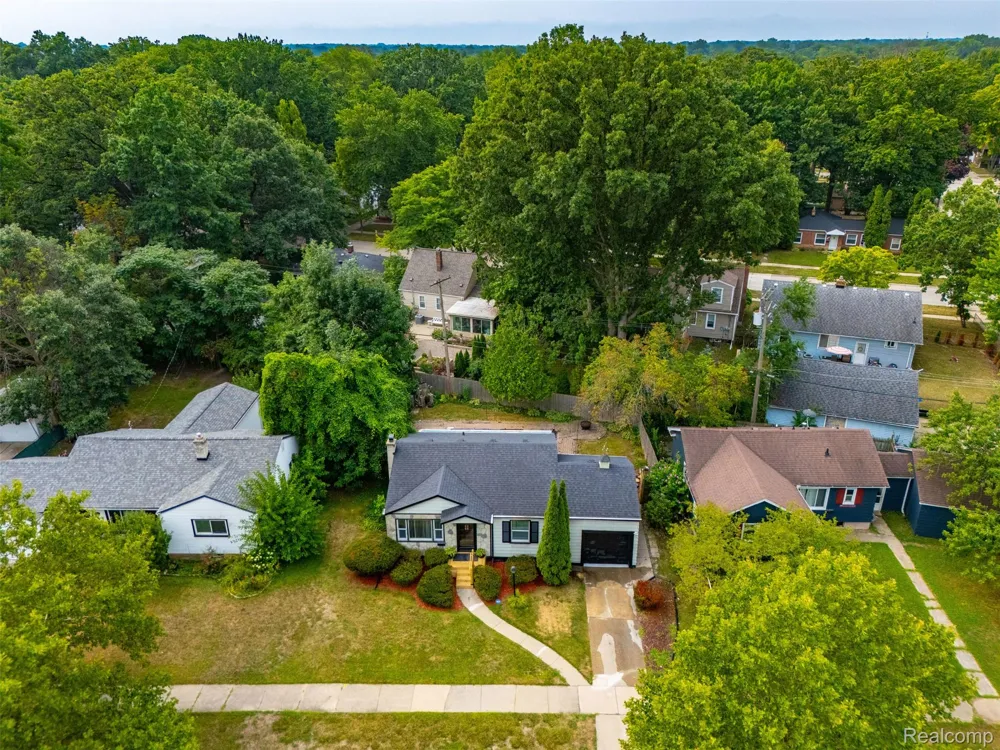2229 E 8 Mile Road Grosse Pointe Woods City, MI 48236