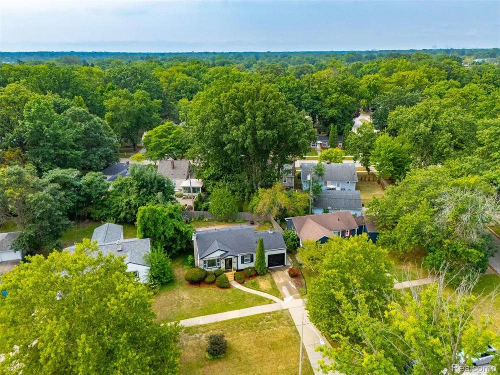 2229 E 8 Mile Road Grosse Pointe Woods City, MI 48236