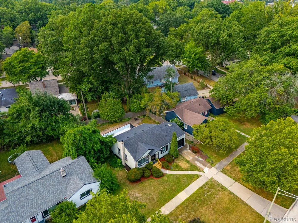 2229 E 8 Mile Road Grosse Pointe Woods City, MI 48236