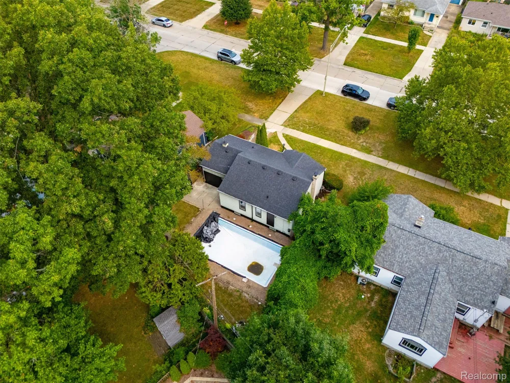 2229 E 8 Mile Road Grosse Pointe Woods City, MI 48236