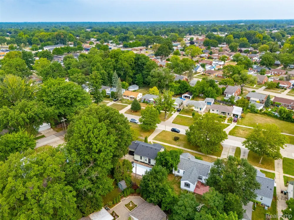 2229 E 8 Mile Road Grosse Pointe Woods City, MI 48236