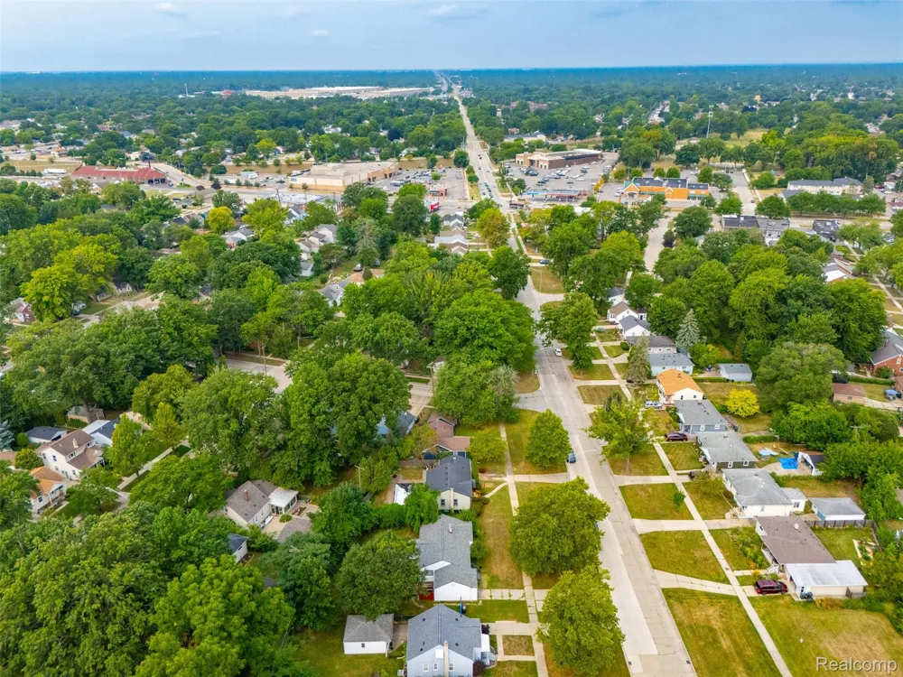2229 E 8 Mile Road Grosse Pointe Woods City, MI 48236