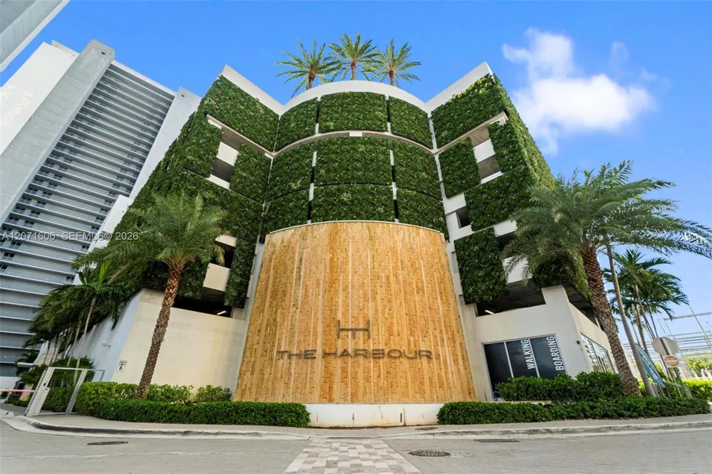 16385 Biscayne Blvd #521 North Miami Beach, FL 33160
