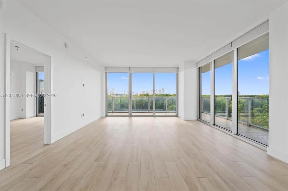 16385 Biscayne Blvd #521 North Miami Beach, FL 33160