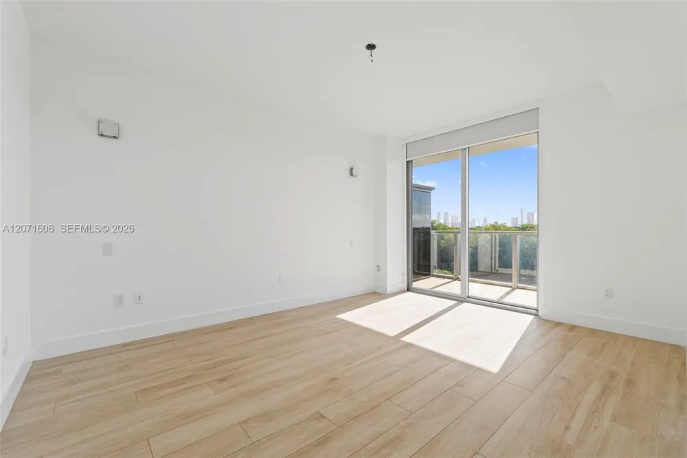 16385 Biscayne Blvd #521 North Miami Beach, FL 33160