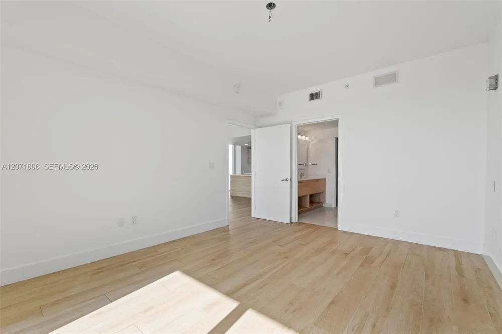 16385 Biscayne Blvd #521 North Miami Beach, FL 33160