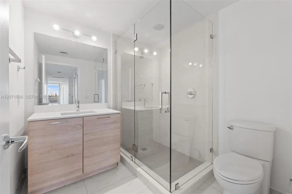 16385 Biscayne Blvd #521 North Miami Beach, FL 33160