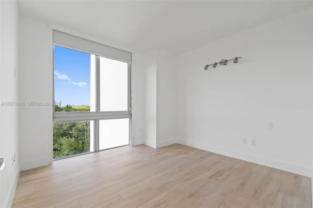 16385 Biscayne Blvd #521 North Miami Beach, FL 33160