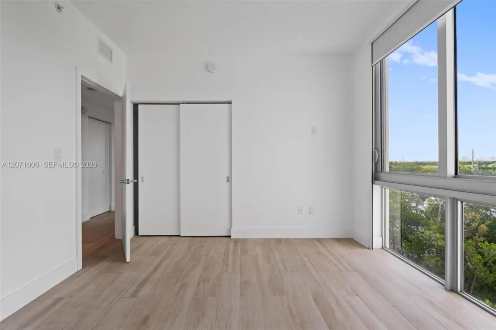 16385 Biscayne Blvd #521 North Miami Beach, FL 33160