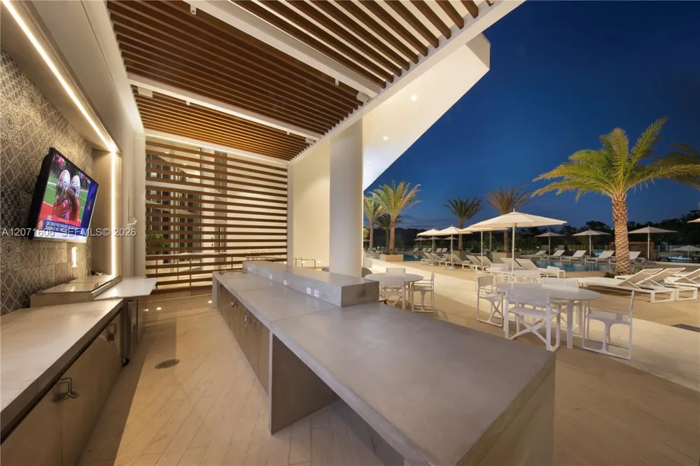 16385 Biscayne Blvd #521 North Miami Beach, FL 33160