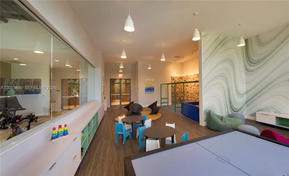 16385 Biscayne Blvd #521 North Miami Beach, FL 33160