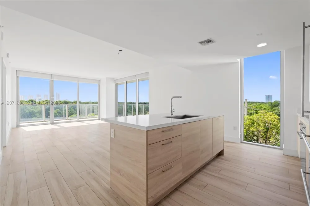 16385 Biscayne Blvd #521 North Miami Beach, FL 33160