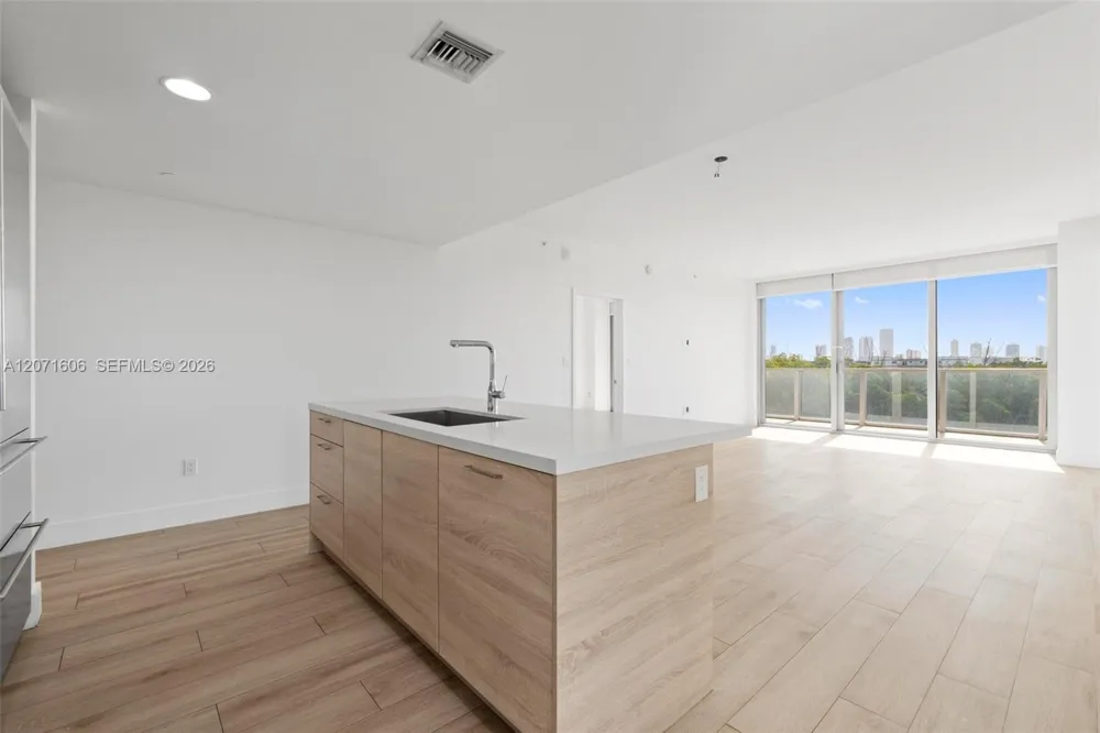 16385 Biscayne Blvd #521 North Miami Beach, FL 33160