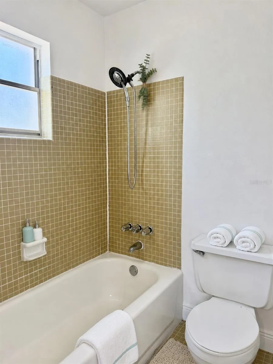 350 79TH AVE N #102 St Petersburg, FL 33702