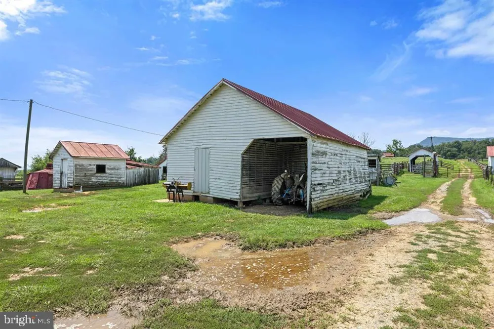 4381 US HIGHWAY 340 Luray, VA 22835