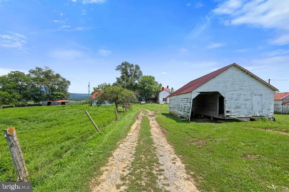 4381 US HIGHWAY 340 Luray, VA 22835