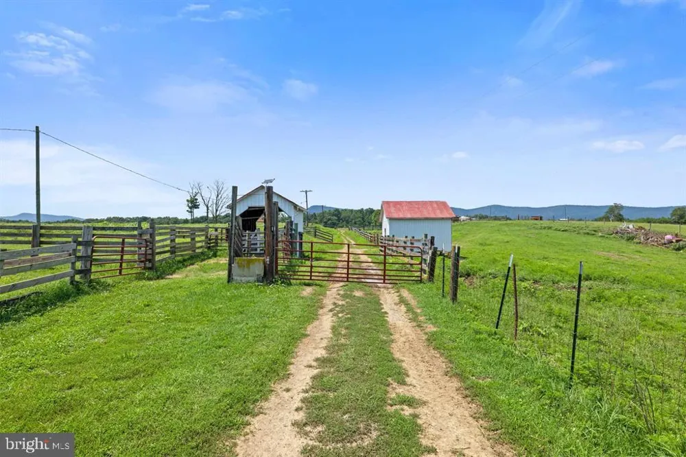 4381 US HIGHWAY 340 Luray, VA 22835