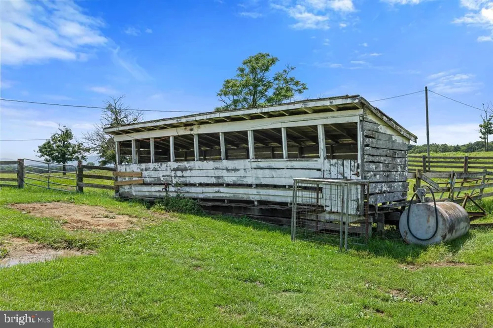 4381 US HIGHWAY 340 Luray, VA 22835