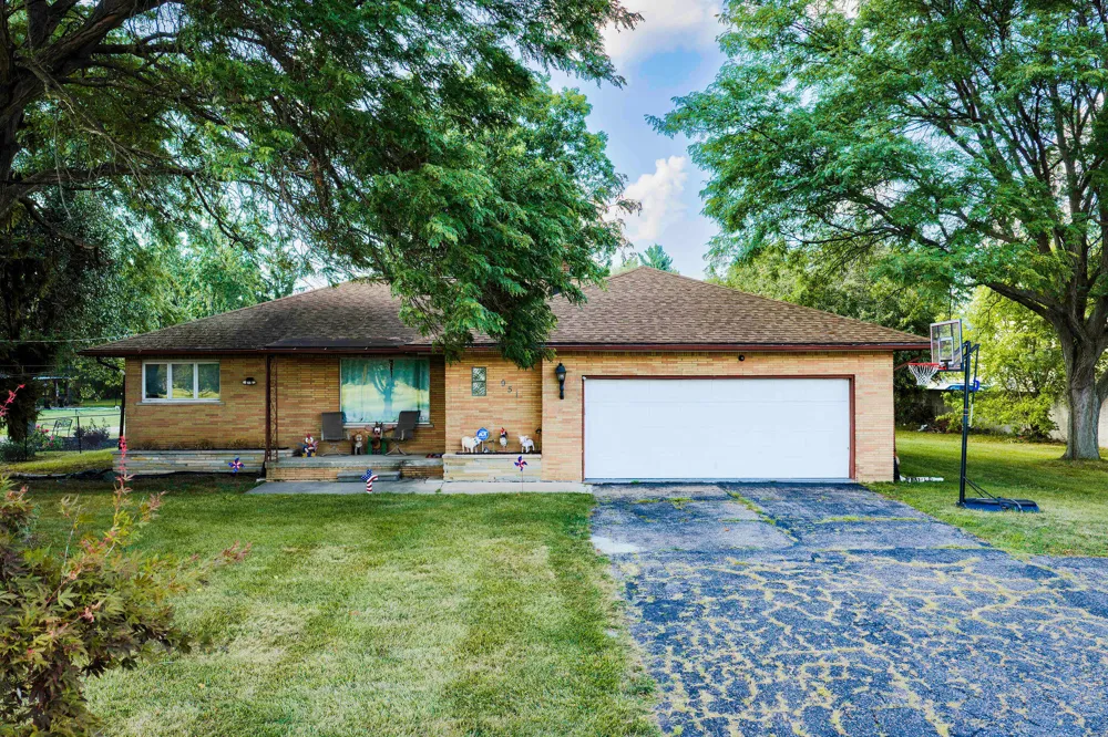 951 E Square Lake Troy, MI 48085