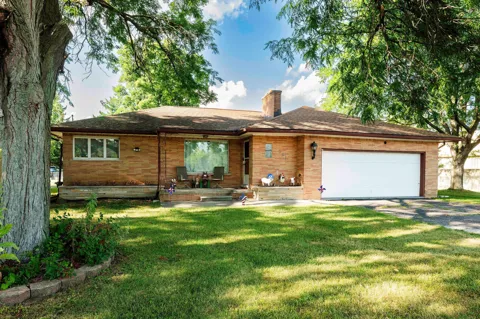 951 E Square Lake