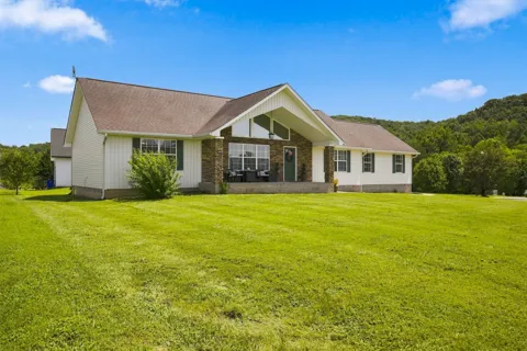 410 Thoroughbred Dr NW