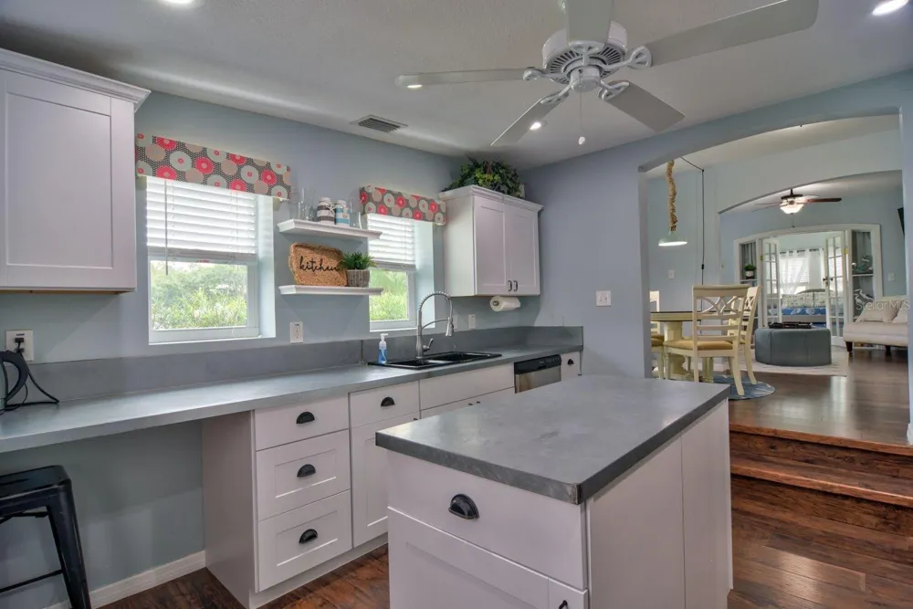 318 34TH STREET W Bradenton, FL 34205