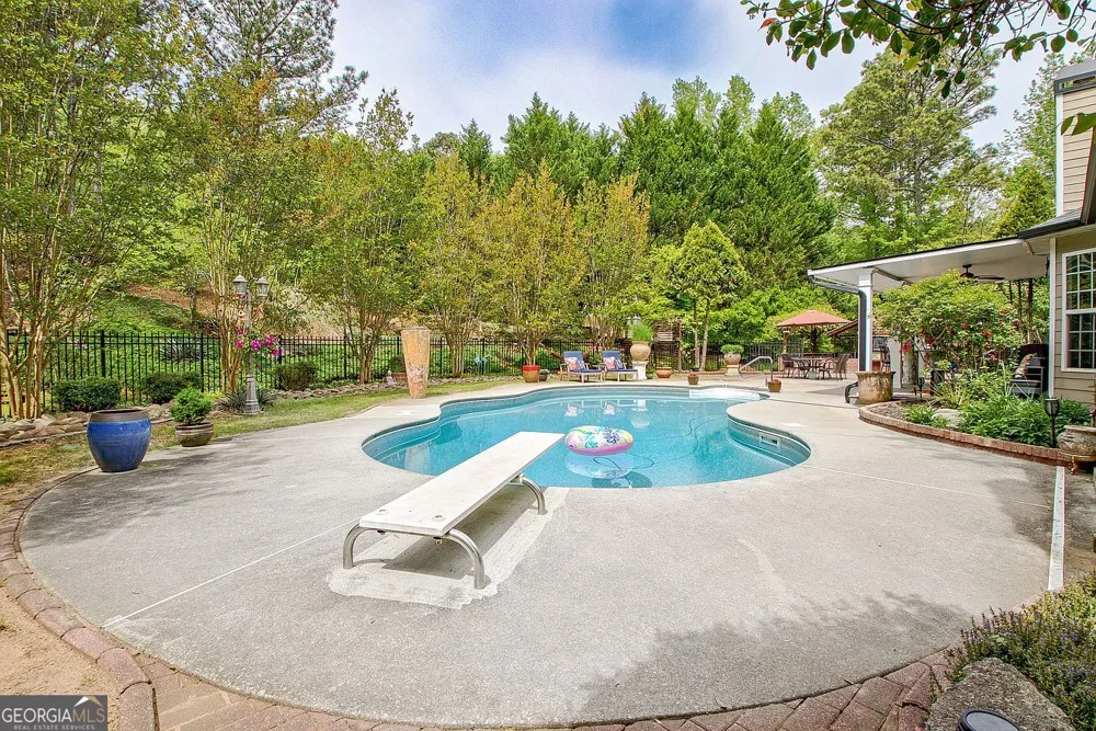 374 Persimmon DR Sharpsburg, GA 30277