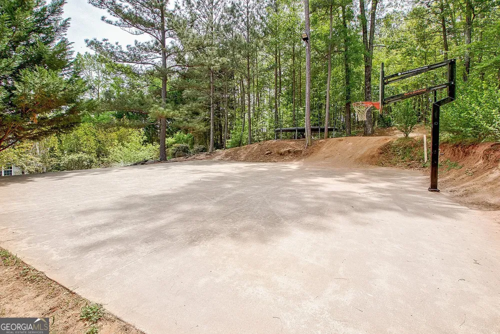 374 Persimmon DR Sharpsburg, GA 30277