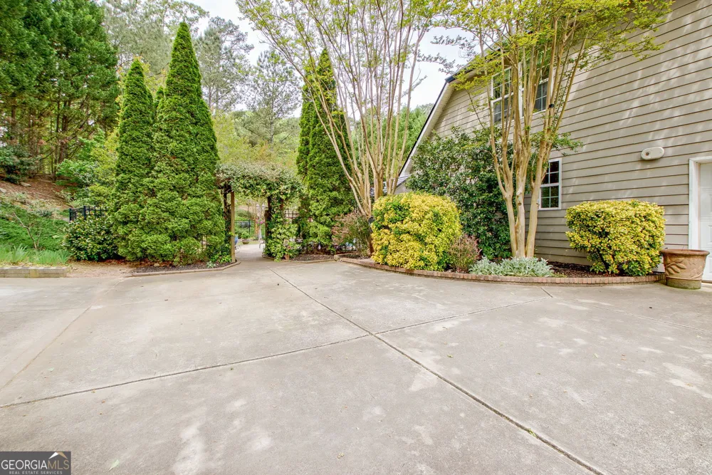 374 Persimmon DR Sharpsburg, GA 30277