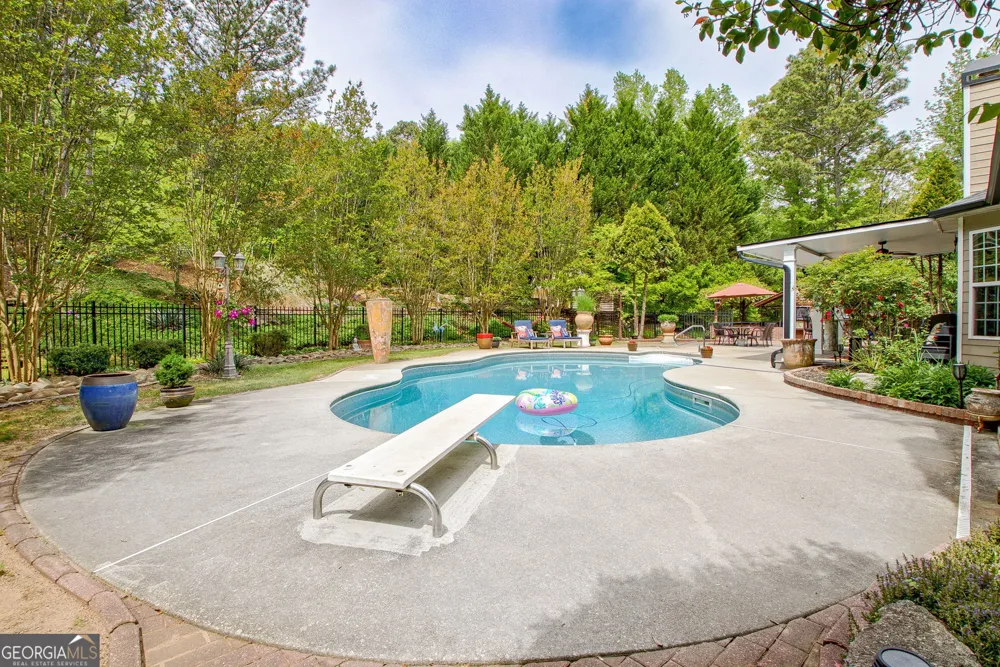 374 Persimmon DR Sharpsburg, GA 30277