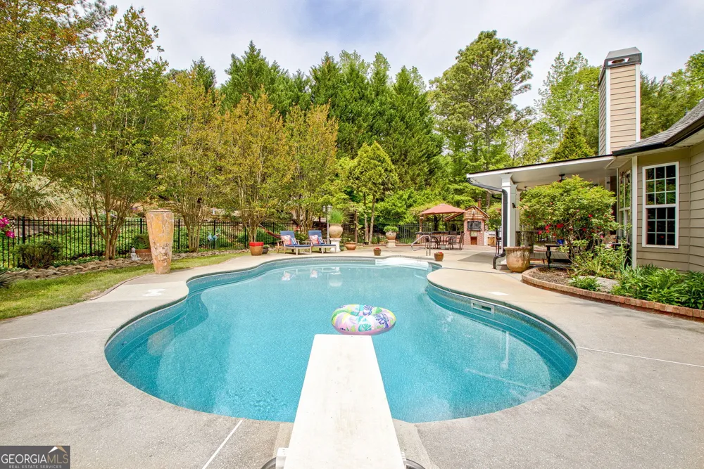 374 Persimmon DR Sharpsburg, GA 30277
