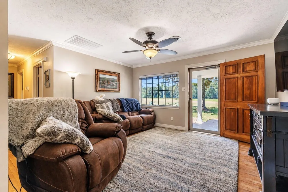 209 County Road 3187 Cleveland, TX 77327
