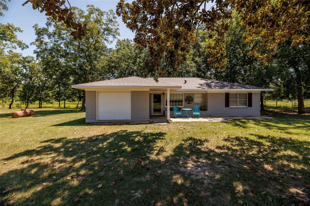 209 County Road 3187 Cleveland, TX 77327