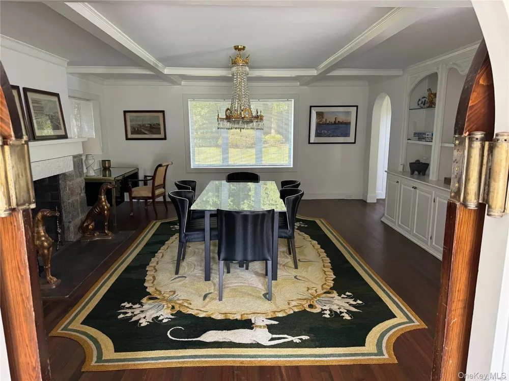 8 Valley Road Road Locust Valley, NY 11560