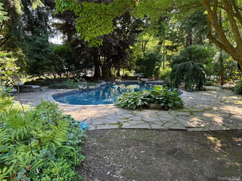 8 Valley Road Road Locust Valley, NY 11560