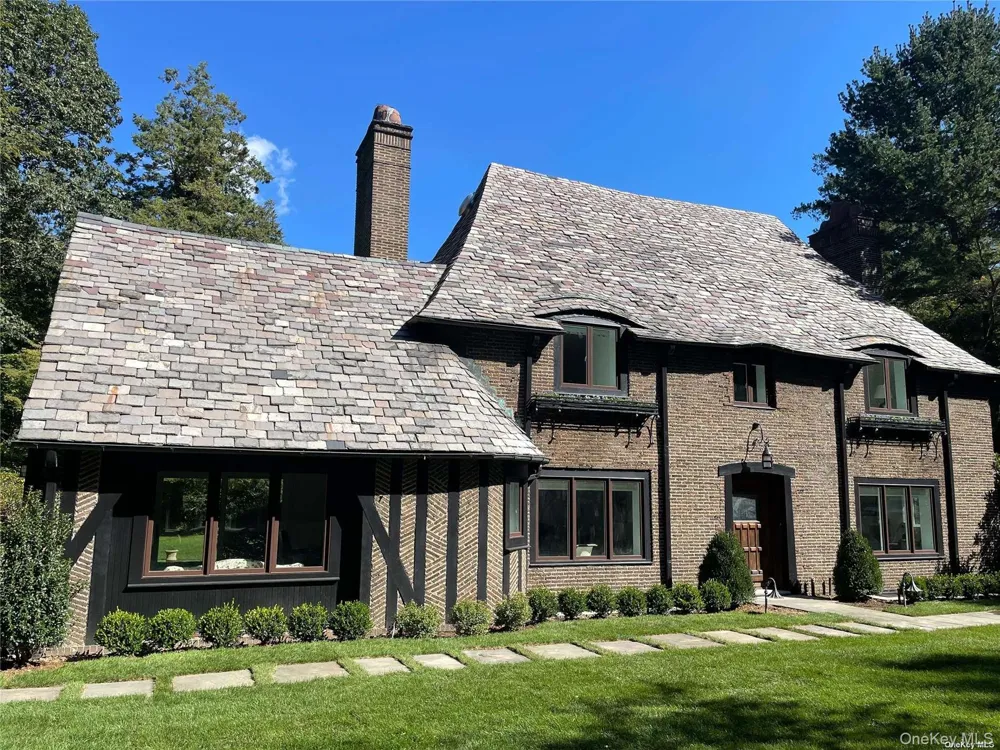 8 Valley Road Road Locust Valley, NY 11560