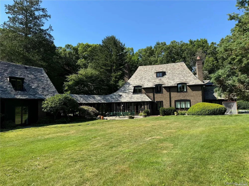8 Valley Road Road Locust Valley, NY 11560