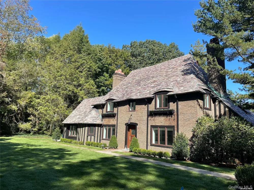 8 Valley Road Road Locust Valley, NY 11560