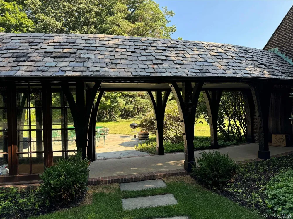 8 Valley Road Road Locust Valley, NY 11560
