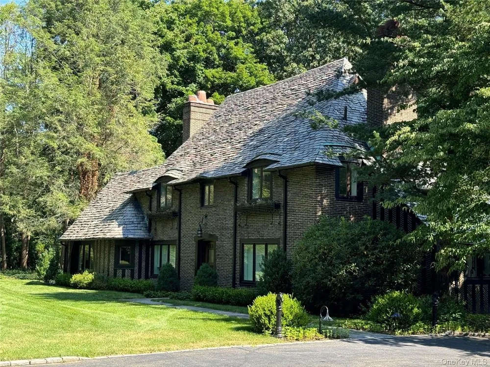 8 Valley Road Road Locust Valley, NY 11560