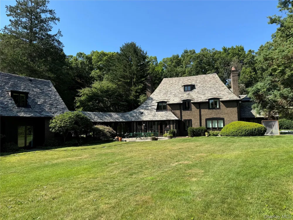 8 Valley Road Road Locust Valley, NY 11560