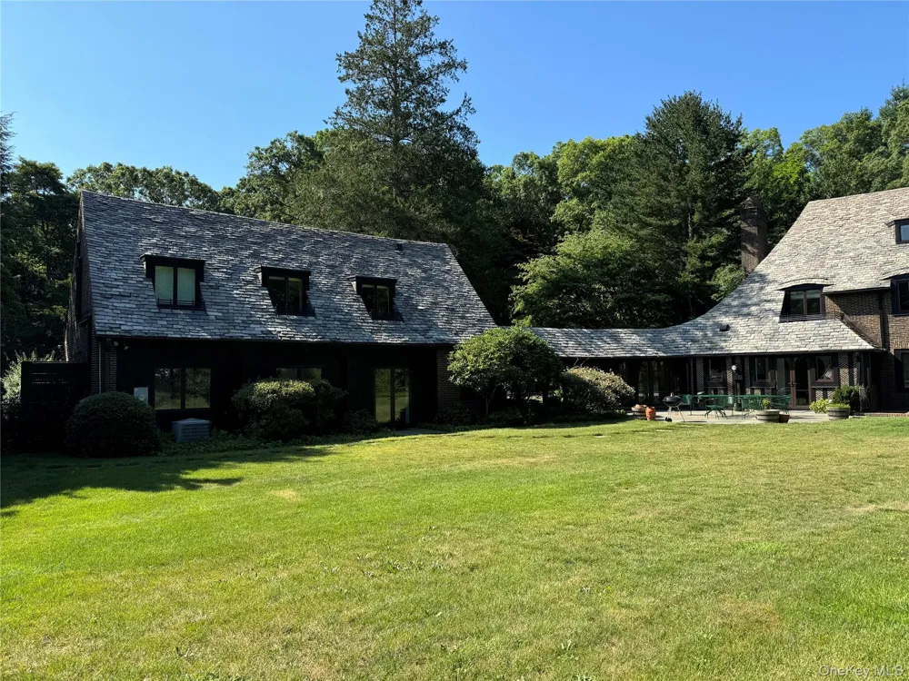 8 Valley Road Road Locust Valley, NY 11560