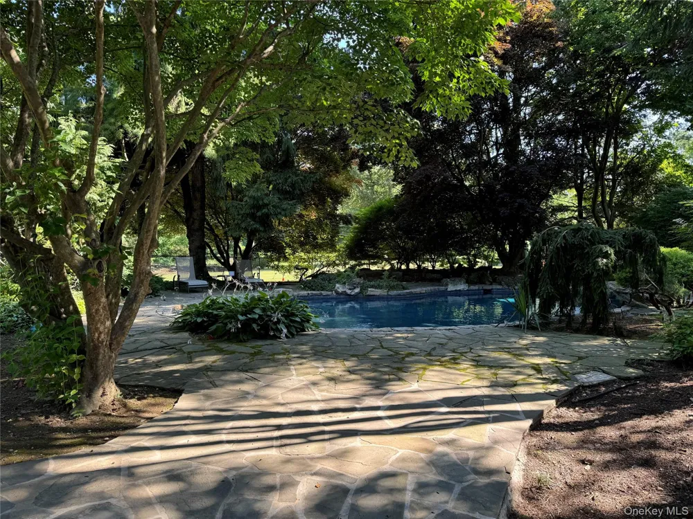 8 Valley Road Road Locust Valley, NY 11560