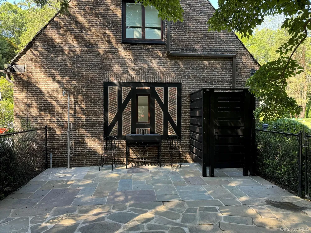 8 Valley Road Road Locust Valley, NY 11560