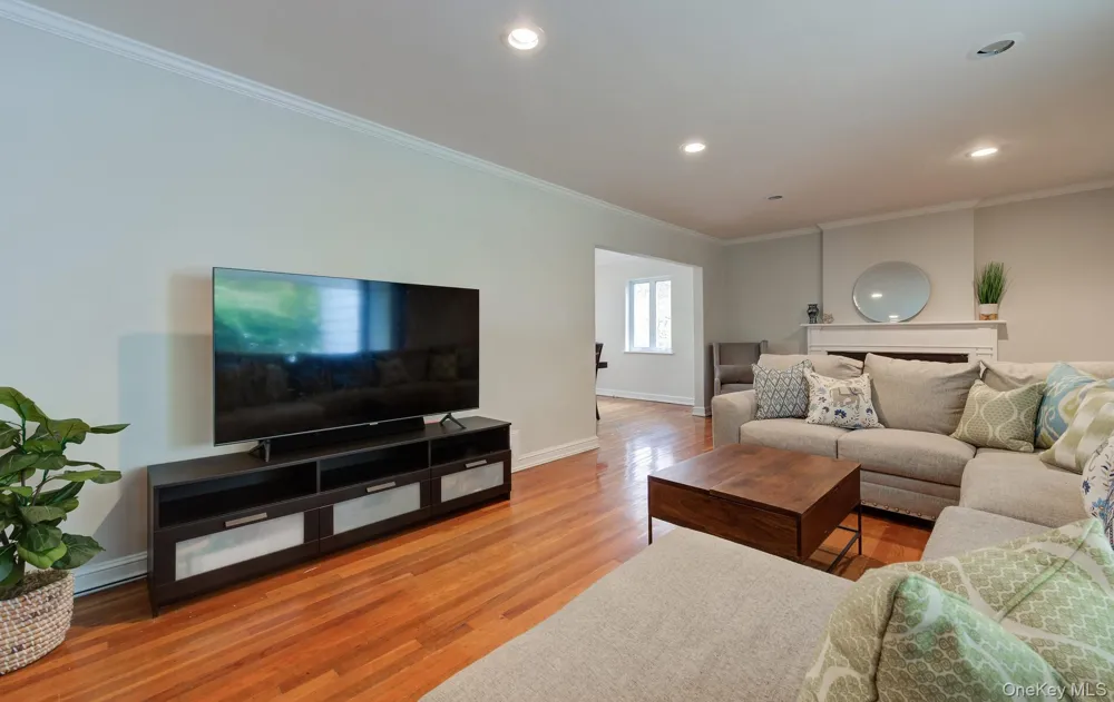 9 Wimbleton Lane Great Neck, NY 11023