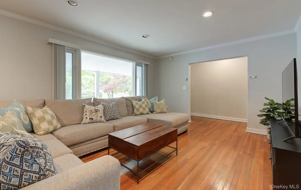 9 Wimbleton Lane Great Neck, NY 11023
